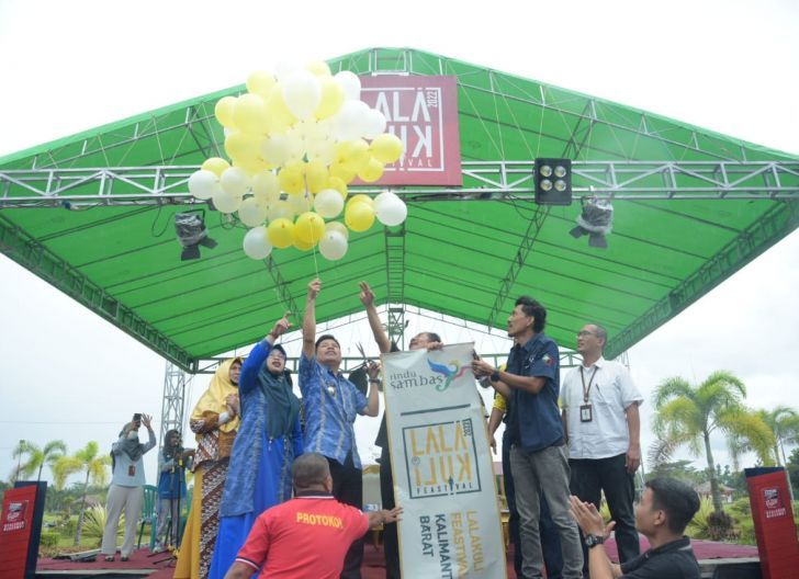Photo of Bupati Satono Buka Festival Lala Kuli Kabupaten Sambas