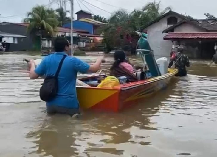 Photo of Terendam Banjir, Pelayanan Puskesmas di Simpang Hulu Dipindahkan