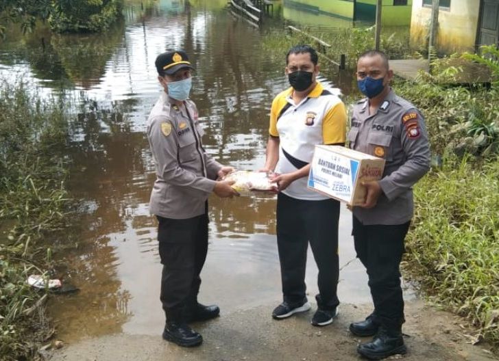 Photo of Polres Melawi dan Bhayangkari Salurkan Bansos ke Masyarakat Terdampak Banjir