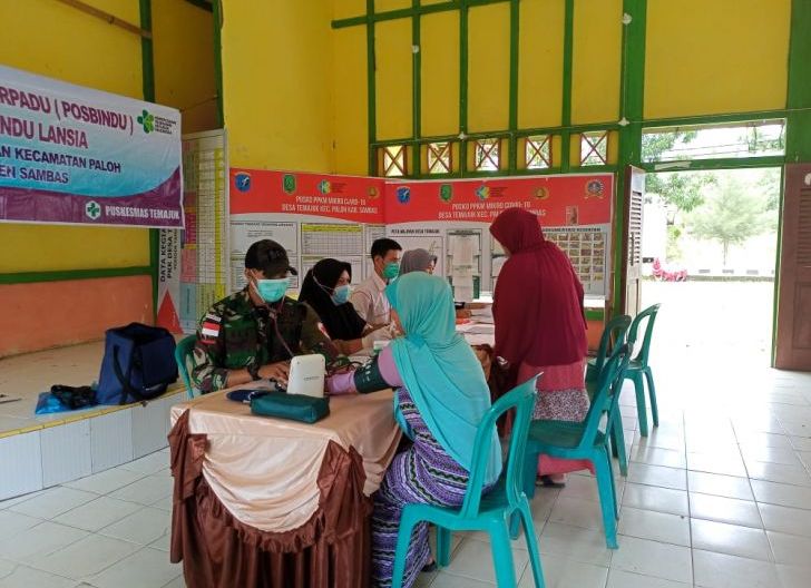 Photo of Peduli Kesehatan, Satgas Pamtas Yonif 645/Gty Bantu Program Posbindu Puskesmas di Perbatasan