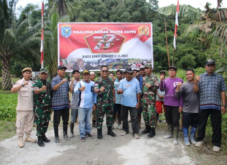 Photo of Jalin Kemanunggalan TNI-Rakyat, Paldam XII/Tpr Karya Bakti Bangun Jalan