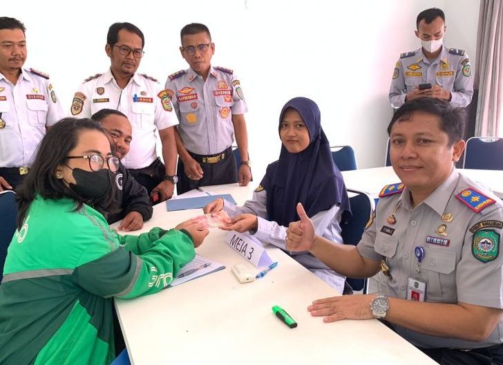 Photo of Dishub Singkawang Cairkan Bansos BBM Kepada 250 Pengemudi OJOL