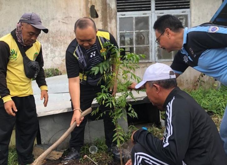 Photo of Sekda Tanam Pohon Kedondong, Ajak Jaga dan Merawat Warisan Leluhur