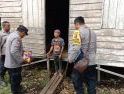 Polres KKR Bagikan Bantuan Sembako kepada Warga Banjir Rob di Desa Teluk Bakung
