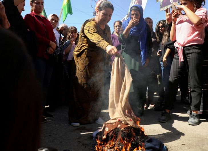 Photo of Iran Berdarah-darah, Ratusan Tewas: Pendemo Tolak Jilbab tak Takut Vonis Mati!