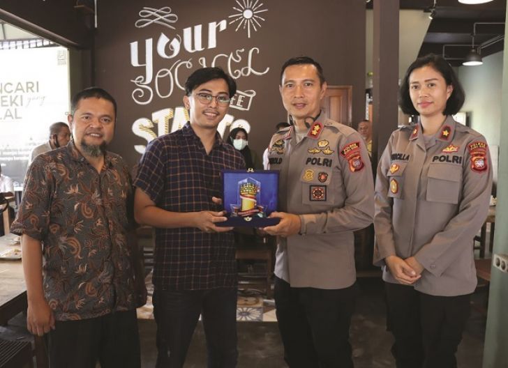 Photo of Rayakan HUT Humas Polri, Awak Media Ngopi Bareng Kapolres Kubu Raya Photo of Rayakan HUT Humas Polri, Awak Media Ngopi Bareng Kapolres Kubu Raya