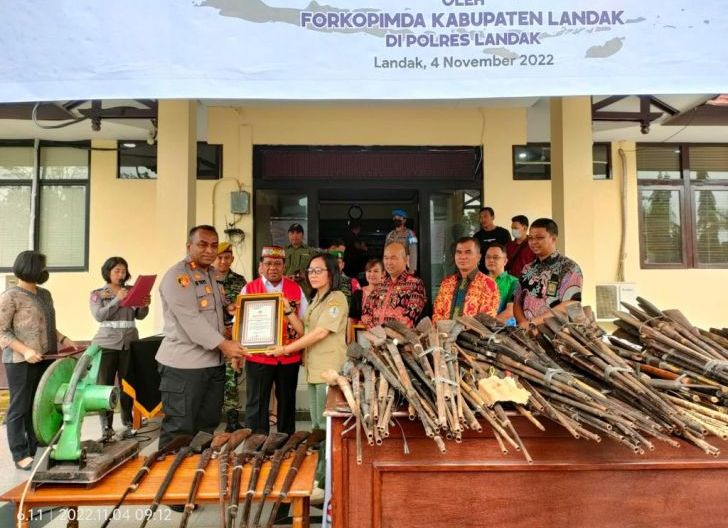 Photo of 370 Senpi Diserahkan ke Polres Landak