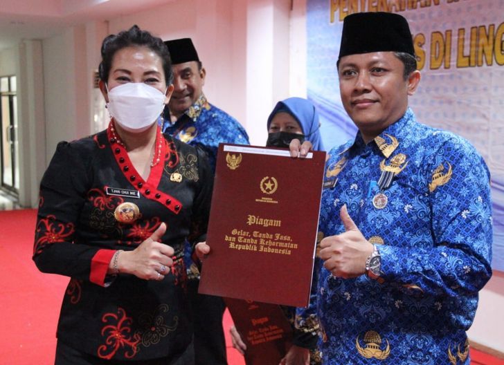 Photo of Kadishub Singkawang Terima Penghargaan Tanda Kehormatan SLKS