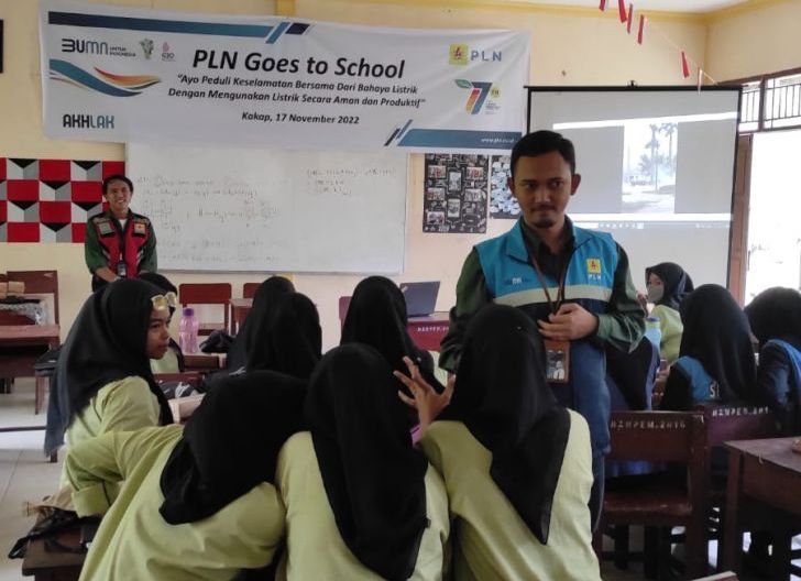 Photo of Edukasi Keselamatan Kelistrikan kepada Pelajar, PLN UP3 Pontianak Gelar Program PLN Go To School