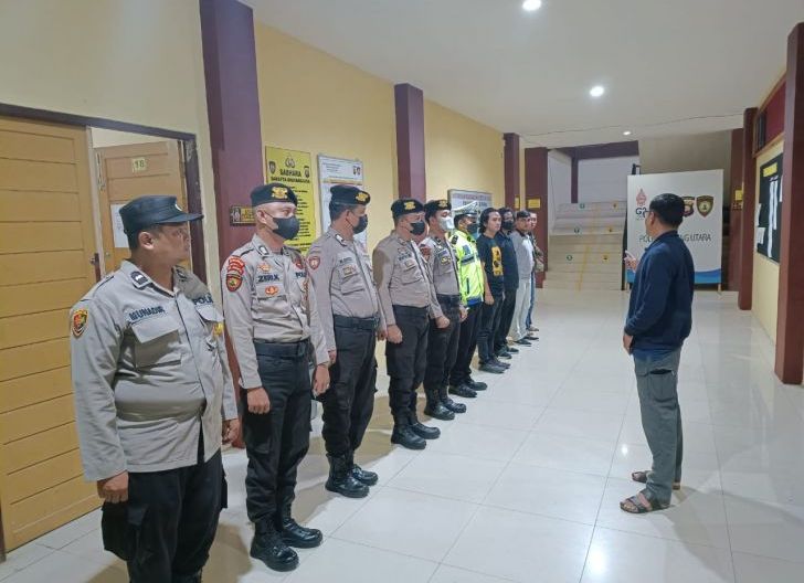 Photo of Tingkatkan Kewaspadaan, Wakapolres Kayong Utara Cek Personel Piket Penjagaan Mako dan Tahanan