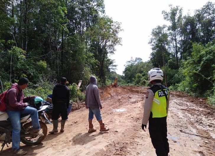 Photo of Lakukan Perbaikan, Jalan Tumbang Titi - Tanjung Ditutup Hingga 30 November
