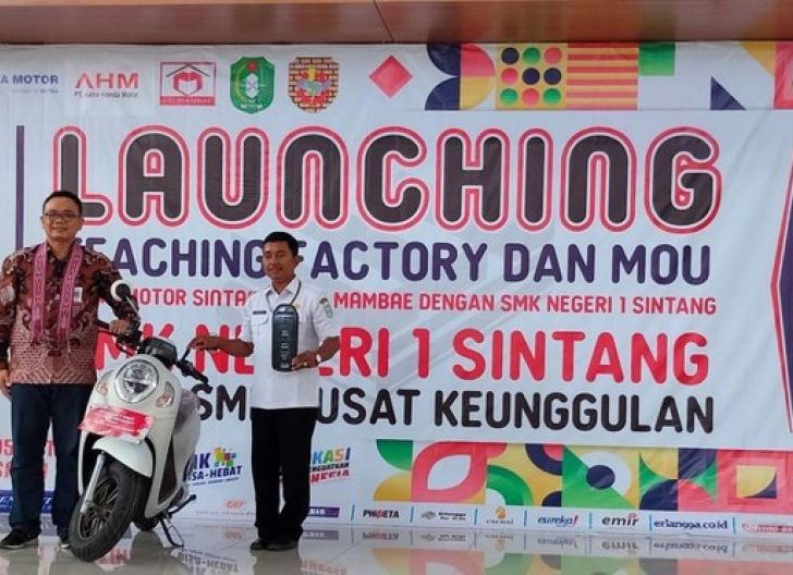 Photo of Dibekali Satu Unit Motor Honda, SMK Negeri 1 Sintang Terpilih jadi yang Pertama di Kalbar Terapkan Metode Belajar TEFA