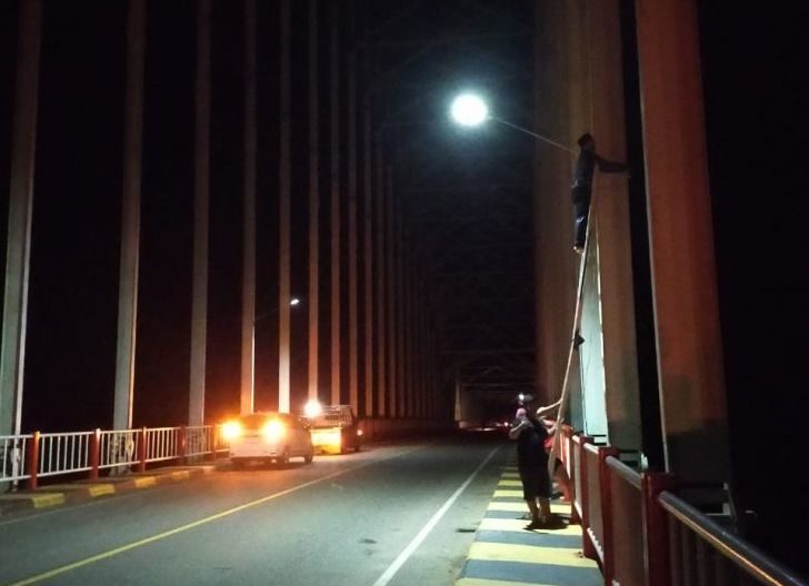 Photo of Galang Donasi, Warga Bergerak Terangi Jembatan Kapuas Tayan di Sanggau