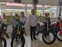 Bupati Melawi menyerahkan motor trail untuk KPU dan Bawaslu Melawi.  Suara Pemred/Eko Susilo