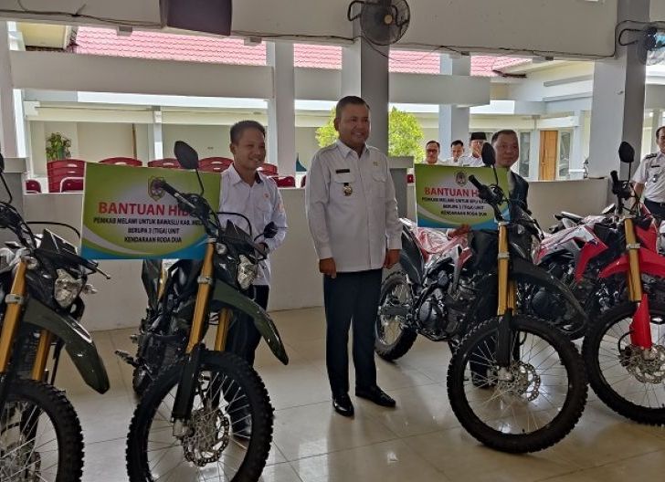 Photo of Bupati Melawi menyerahkan motor trail untuk KPU dan Bawaslu Melawi.  Suara Pemred/Eko Susilo