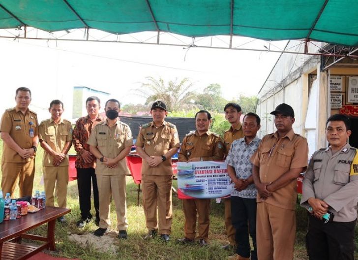Photo of Samuel Serahkan Bantuan Perahu Evakuasi Banjir untuk Empat Dusun di Desa Hilir Tengah