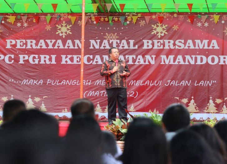 Photo of Ketua DPRD Landak Hadiri Perayaan Natal Bersama PC PGRI Kecamatan Mandor