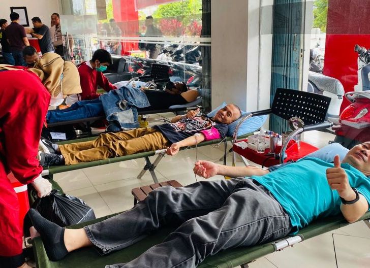 Photo of Puluhan Orang Sukarela Ikuti Donor Darah Astra Motor Kalbar 