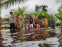 Banjir Tempapan Hulu, Bupati dan Forkopimda Sambas Salurkan Bantuan Sembako