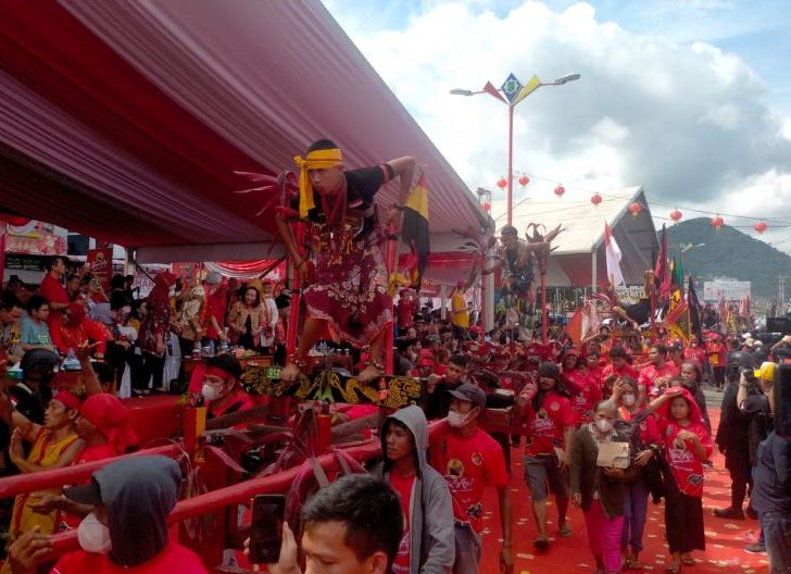 Photo of Buka Festival Cap Go Meh di Singkawang, Moeldoko Terpukau Dengan Atraksi Tatung
