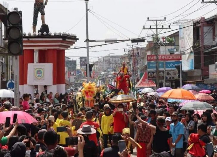 Photo of Di tengah Banjir dan Hujan, Perayaan Cap Go Meh Tetap Meriah saat Pawai Tatung Dipadati Ratusan Masyarakat