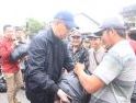 Gubernur Serahkan Bantuan Korban Bajir di Sambas