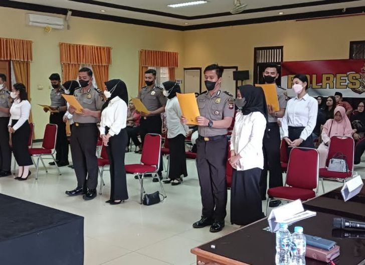 Photo of Di momen Valentine, Enam Pasangan  Ikuti Nikah Dinas di Polres Melawi