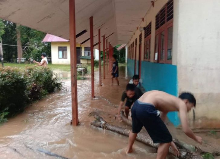 Photo of Dua Sekolah di Desa Batas Nangka Terdampak Banjir, Laptop hingga Buku Pelajaran Rusak