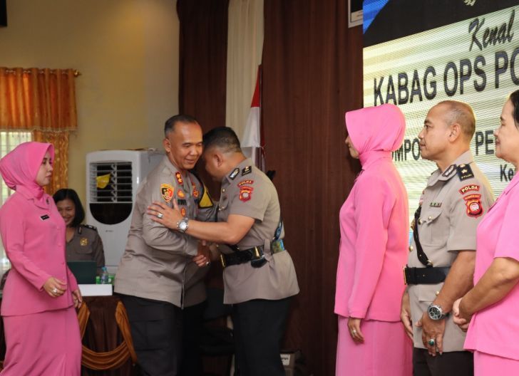 Photo of 13 Tahun Bertugas di Melawi, Kapolres Pimpin Sertijab Kabag Ops dan Kompol Aang Jalankan Amanah Baru di Polda Kalbar 