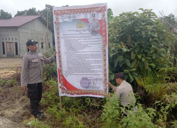 Photo of Cegah Karhutla, Satgas Operasi Bina Karuna Pasang Maklumat Kapolda