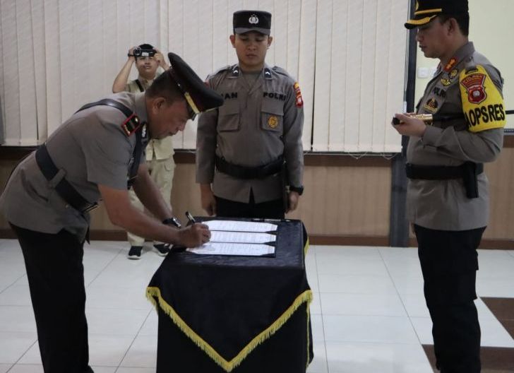 Photo of Dua Pejabat Polres Sanggau di Geser,Kapolres Tekankan Anggota Bekerja Lebih Maksimal