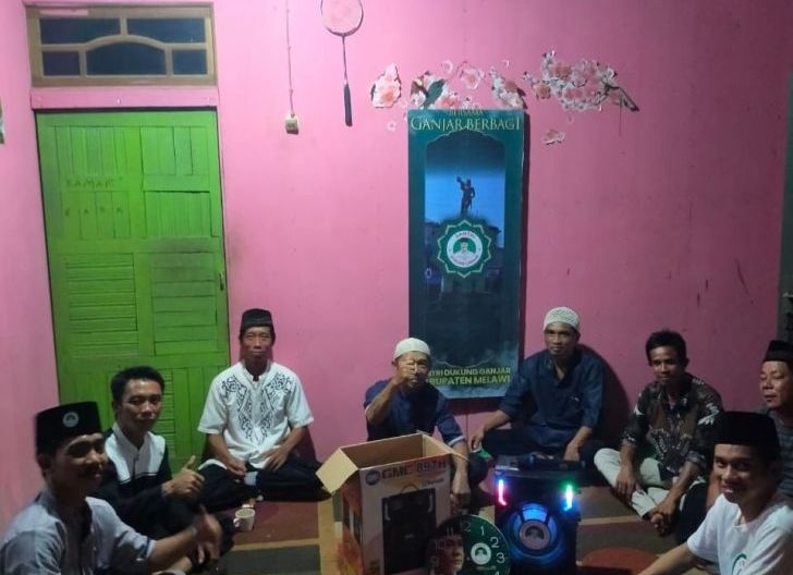 Photo of Relawan Santri Dukung Ganjar Kalbar Salurkan Bantuan ke Majelis Taklim Al-Hasani