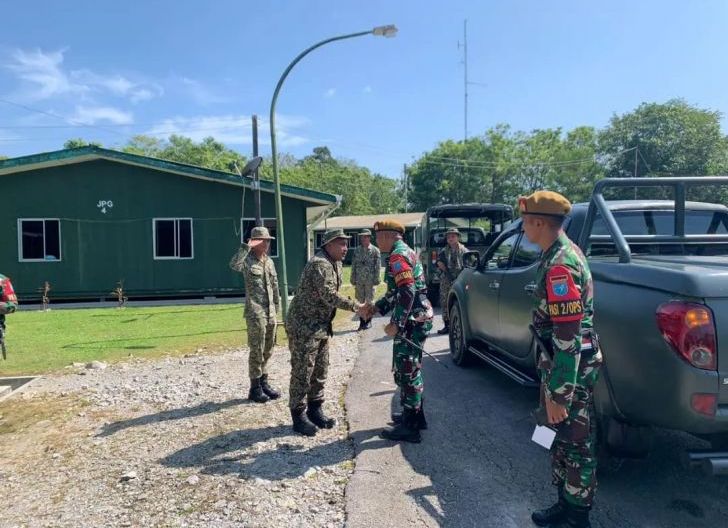 Photo of Kunjungan di Pos Gamba Tebedu, Dansatgas Pamtas RI-Mly Yonarmed 16/TK Terima Sambutan Hangat dari TDM