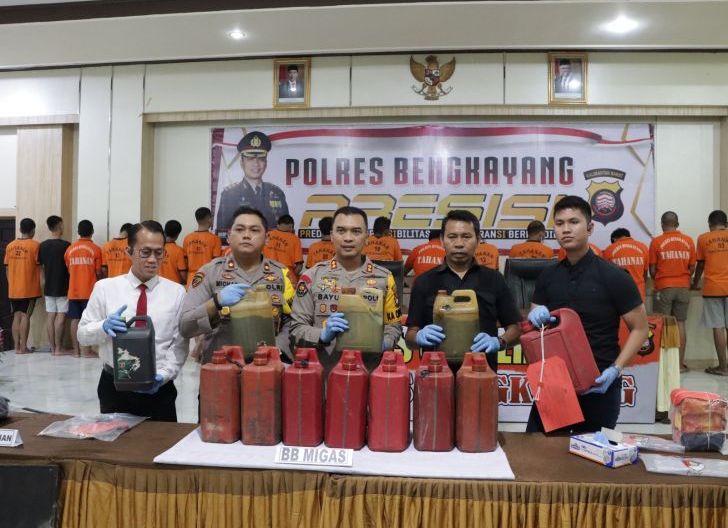 Photo of Polres Bengkayang Ringkus Satu Tersangka Penimbun BBM Subsidi