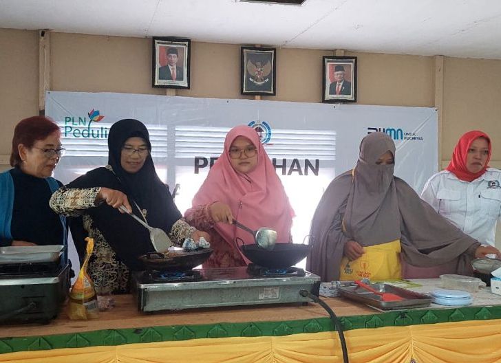 Photo of Dorong Usaha Pelaku UMKM Perempuan, LPM Melawi - PLN Gelar Pelatihan Keterampilan Usaha