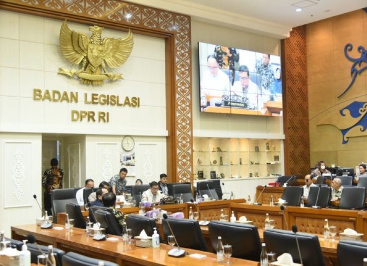 DPR: Jantung Demokrasi Indonesia – Membedah Fungsi Representasi, Legislasi, dan Pengawasan