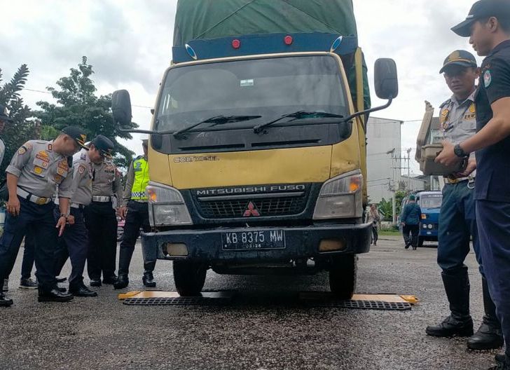 Tim gabungan Bandara Singkawang bantu pulang pasien stroke