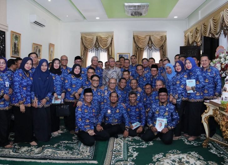 Photo of Momentum Ulang Tahun ke 61 Sutarmidji Launching Buku Biografi