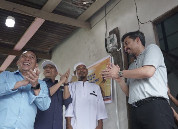 Photo of 800 KK di Teluk Pakedai Terima Program Pasang Listrik Gratis dari Maman Abdurrahman