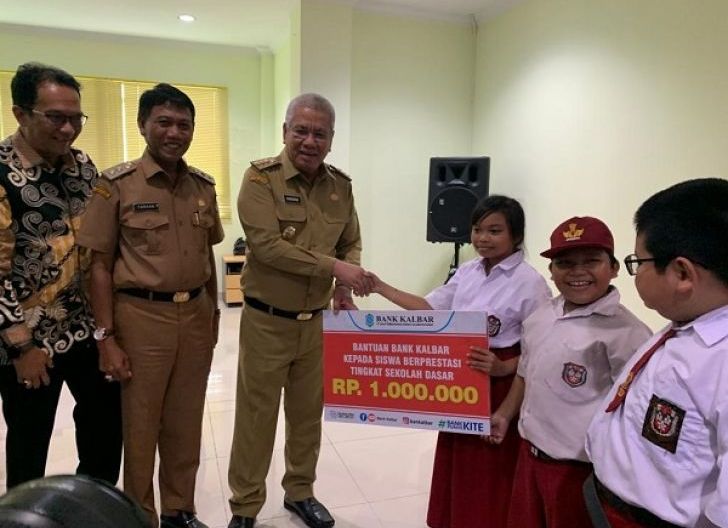 Photo of Bank Kalbar Berikan Beasiswa Untuk Pelajar Berprestasi