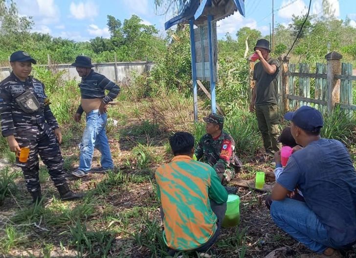 Photo of Jelang Pesta Demokrasi, Babinsa Sungai Jelayan Koramil Kendawangan Komsos Dengan Warga