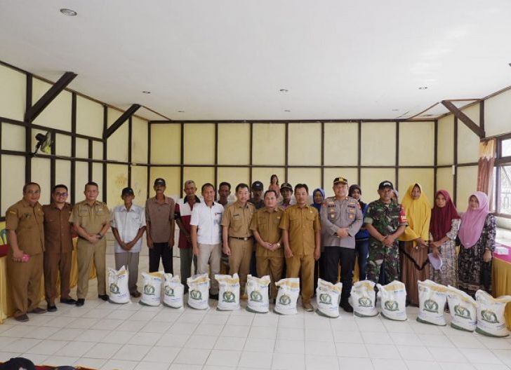 Photo of Salurkan 10 Ribu Lebih Bantuan Pangan Tahap 1 Kepada Masyarakat, Pemkab Kayong Utara Atasi Inflasi