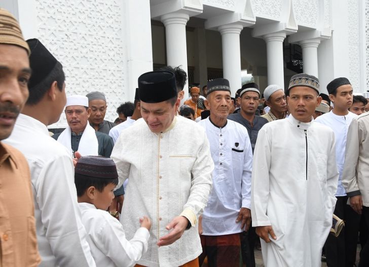 Photo of Bersama Ratusan Warga, Pj Bupati Romi Didampingi Istri Tunaikan Sholat Ied di Masjid Agung Oesman Al Khair 