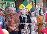 Photo of Meriah Hari Kartini di Kalbar, 1.000 Perempuan Kalbar Berkebaya Semangat Wujudkan Generasi Emas 2045