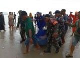 Photo of Babinsa Koramil Kendawangan Bantu Evakuasi Penemuan Mayat di Pantai