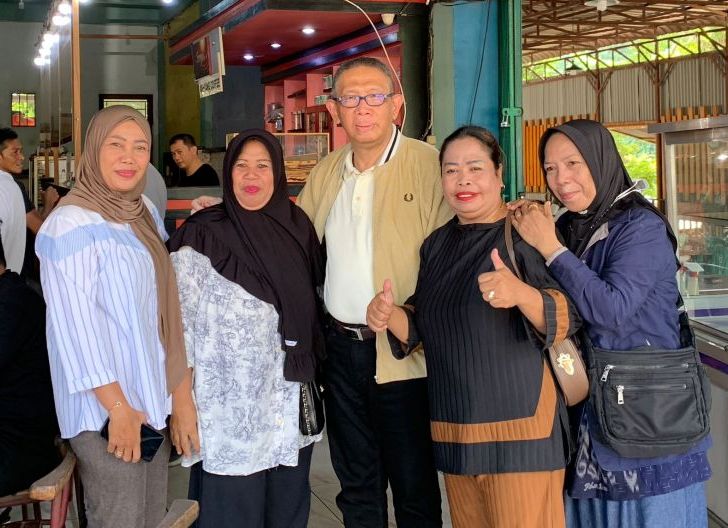 Photo of Bang Midji Diserbu Emak-emak saat Singgah Ngopi di Sekadau
