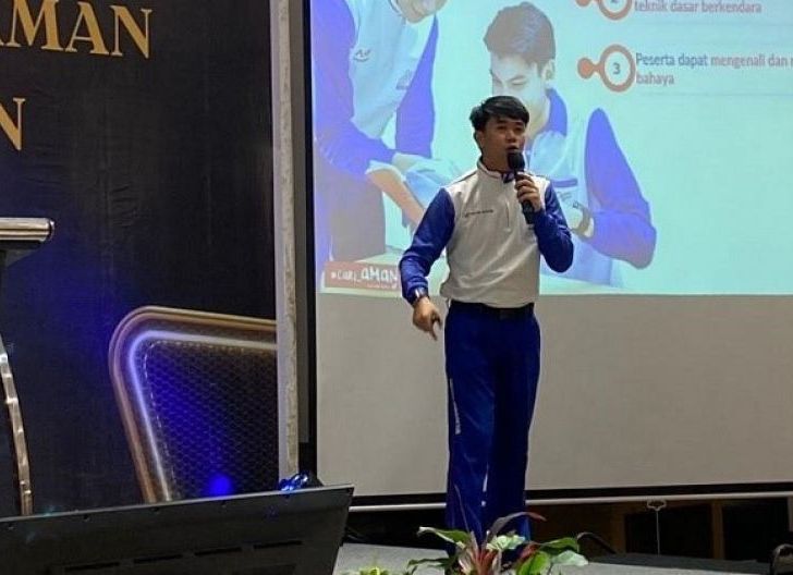 Photo of Hadir di Rolling City, Dua Instruktur Safety Riding Astra Motor Kalbar Berikan Pemahaman Aman dan Nyaman Berkendara di Jalan Raya