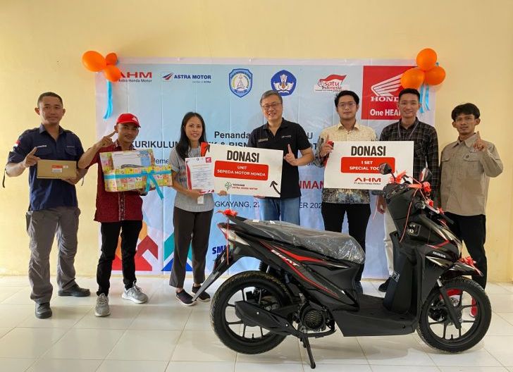 Photo of SMK Bahtera Bengkayang Terapkan Kurikulum TBSM, Astra Motor Serahkan Satu Unit  Motor dan Perlengkapan  