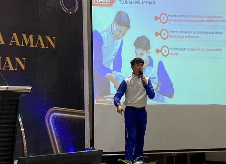 Photo of Duo Instruktur Safety Riding Education Astra Motor Kalbar Berikan Tips Berkendara yang Aman dan Nyaman saat Rolling City