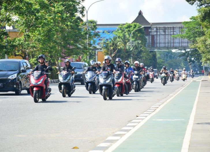 Photo of Tips Terbaik Berkendara di Jalan Raya Bersama Safety Riding Education Astra Motor Kalbar di Moment Rolling City HWBC